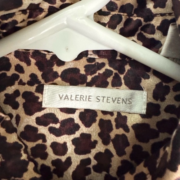 Valerie Stevens Leopard Print Blouse - Picture 4 of 4